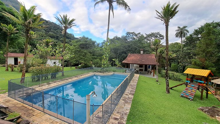 Paradisíaco, piscina e churrasqueira em Guapimirim