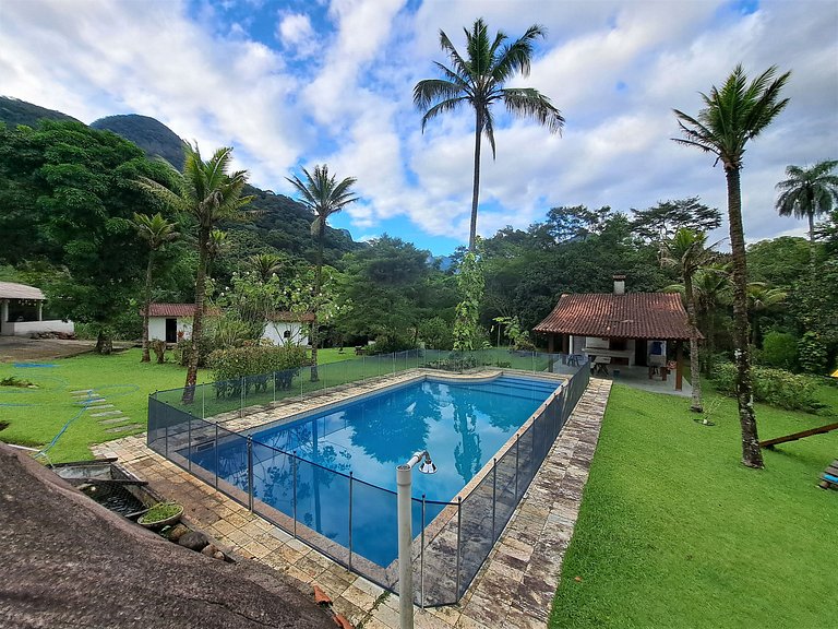 Paradisíaco, piscina e churrasqueira em Guapimirim