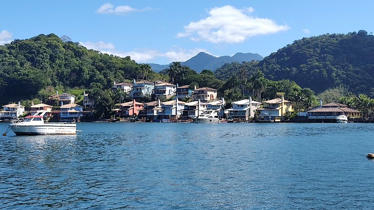 Beautiful 3 Bedrooms with Deck, Barbecue, Pool, Angra