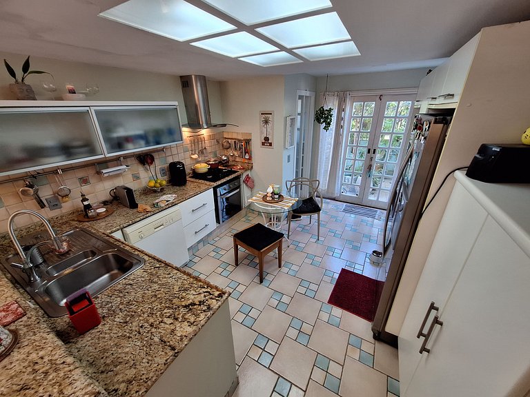 House Backyard Pool Garage Walking distance to the beach Rec