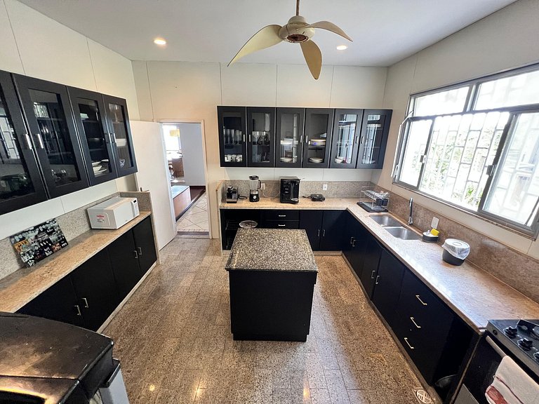 Mega casa 5 suítes, vista pro mar, piscina e churrasqueira J