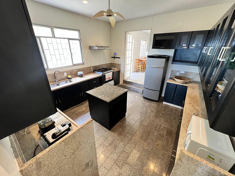 Mega casa 5 suítes, vista pro mar, piscina e churrasqueira J