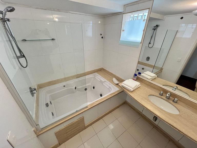 Mega casa 5 suítes, vista pro mar, piscina e churrasqueira J