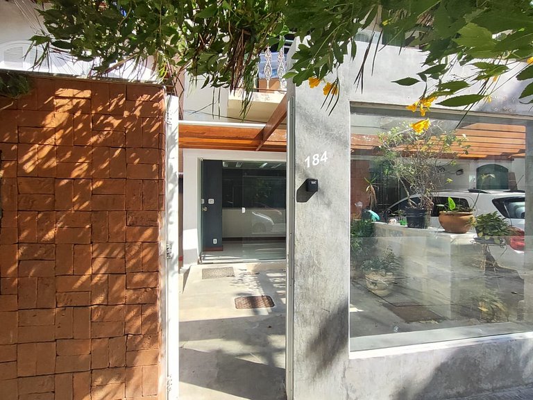 Casa a pé da praia do Forte e Passagem Cabo Frio