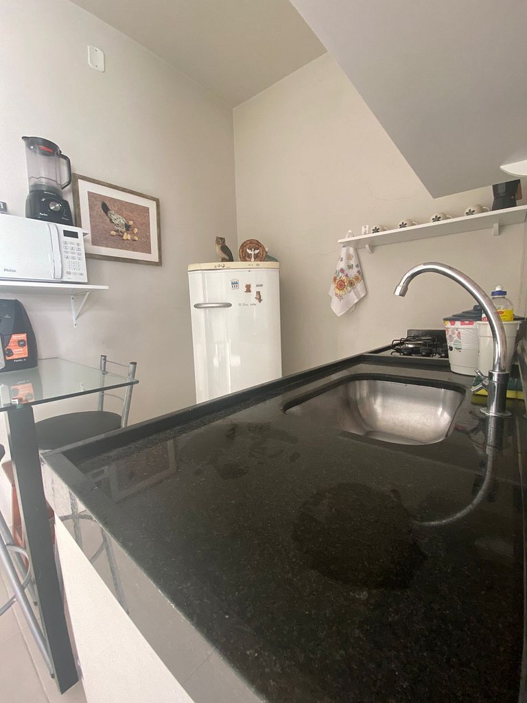 Studio em São Lourenço: Cozinha Completa, Ar, Wifi