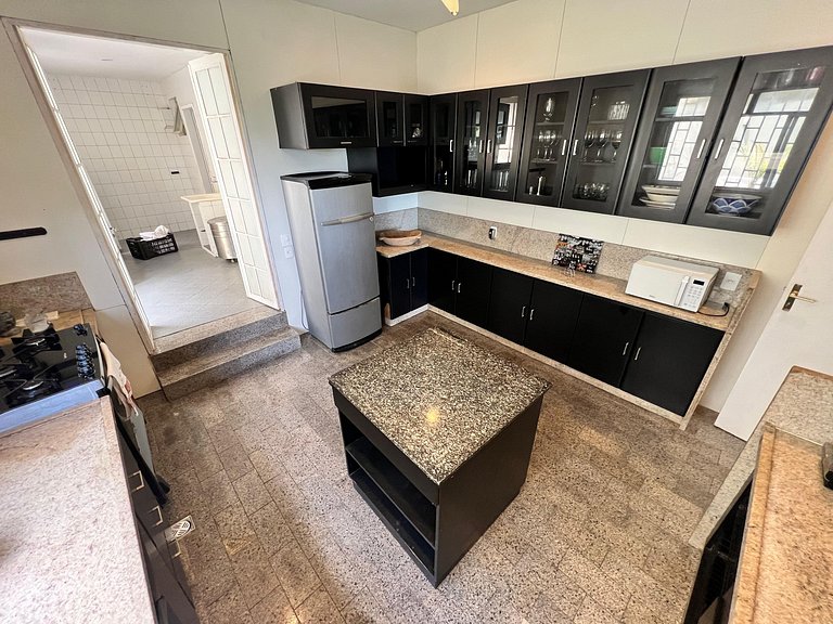 Mansão no Joá: 5 suítes, mar, lazer completo