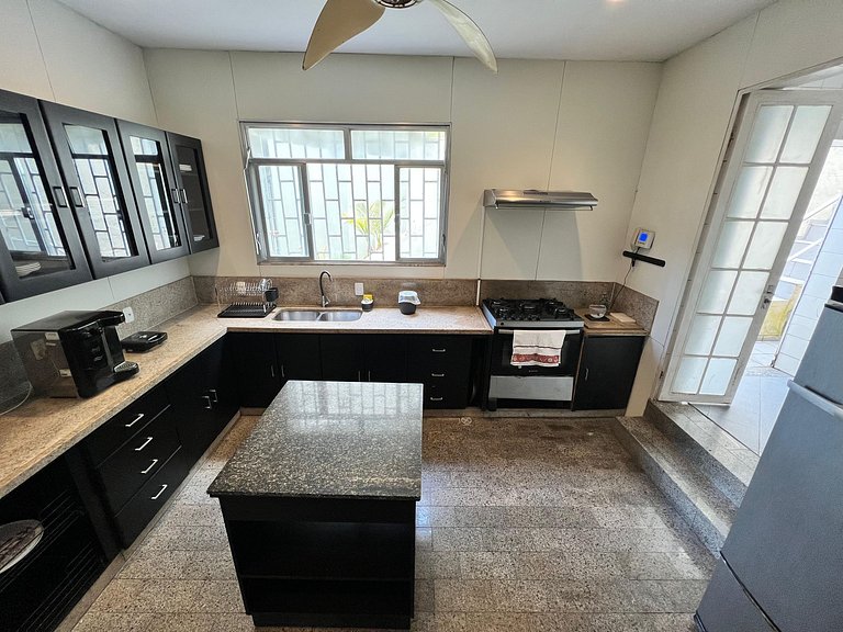 Mansão no Joá: 5 suítes, mar, lazer completo