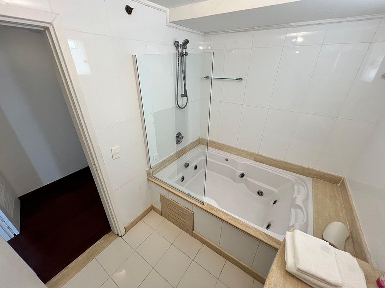 Mansão no Joá: 5 suítes, mar, lazer completo