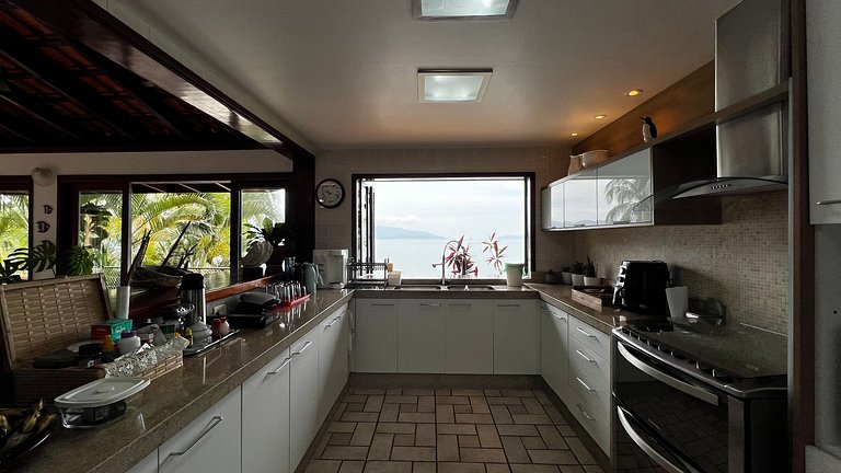 Entire House with Pool and Exclusive Deck Angra