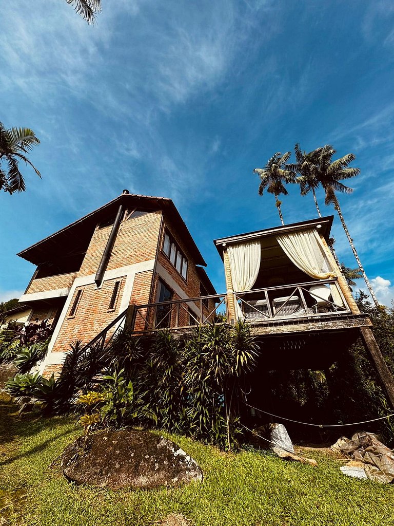 Stone House Mansion in Serrinha do Alambari